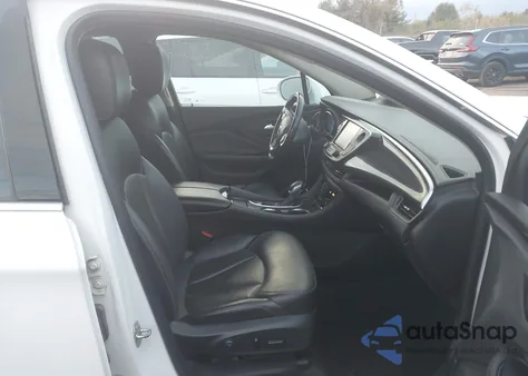 2018 Buick Envision Essence z USA, uszkodzony, nr VIN LRBFX1SAXJD081227